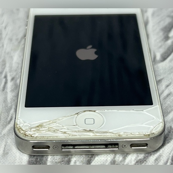 For Parts As-Is Apple iPhone 4s A1387 White Broken Screen And Back - Picture 2 of 10
